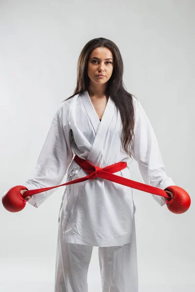 Karate Flicka Bär Kimono Och Röda Handskar Porträtt Mot Vit — Stockfoto
