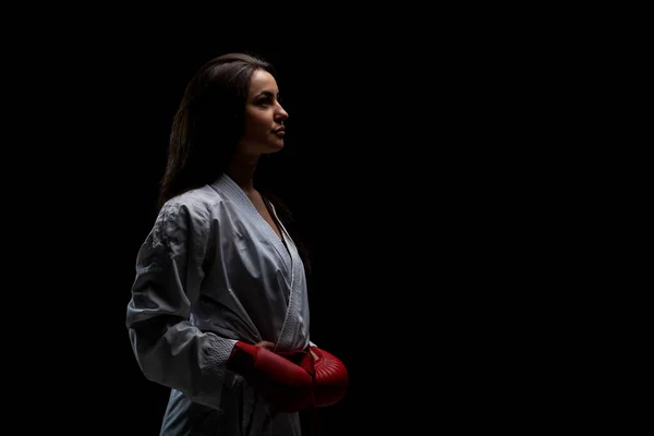 Karate Lány Pózol Kimono Piros Kesztyű Fekete Háttér — Stock Fotó