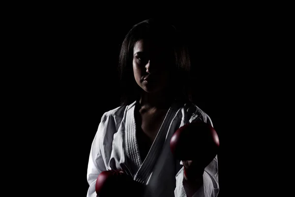 Schöne Mädchen Üben Karate Pose Vor Schwarzem Hintergrund — Stockfoto
