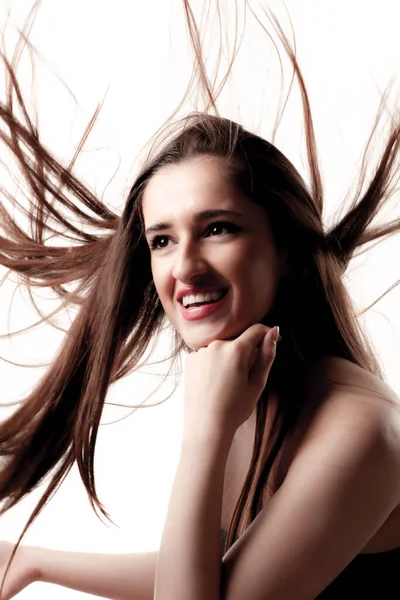 Uzun Saçlı Oturan Gülümseyen Güzel Bir Kızın Stüdyo Görüntüsü Beyaz — Stok fotoğraf