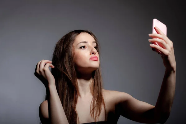 Hermosa Chica Mirando Teléfono Tomando Seplfy Foto Estudio Retrato Sobre —  Fotos de Stock