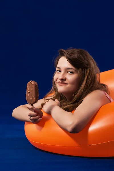 Счастливая Девушка Надувном Оранжевом Резиновом Кольце Наслаждается Шоколадным Мороженым Летние — стоковое фото