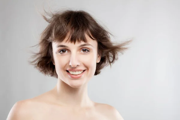 Студийный Портрет Красивой Брюнетки Короткими Волосами Воздухе — стоковое фото
