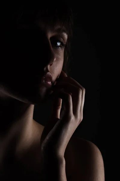 Karanlık Taraf Kısa Saçlı Bir Kadının Güzel Portresini Aydınlattı — Stok fotoğraf