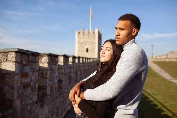 一对多种族的夫妇在一座古堡的墙上摆姿势 恋爱中的男女 — 图库照片