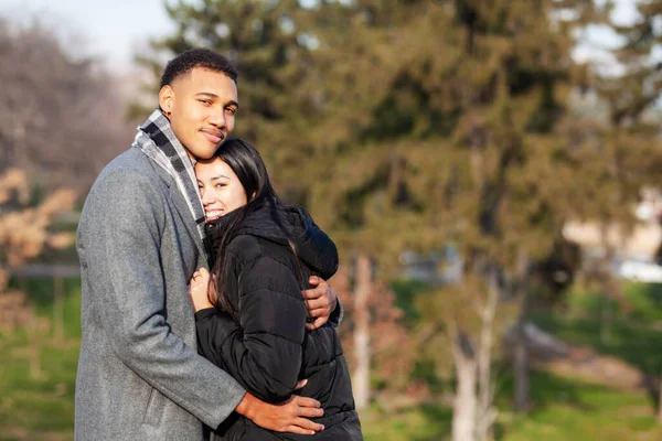 Parkta poz veren kadın ve erkek. Birbirine aşık çok ırklı bir çift..