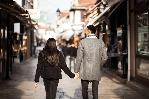 Multiracial Couple Posing Narrow Streets Old Part Sity Old Turkish — Stock Photo, Image