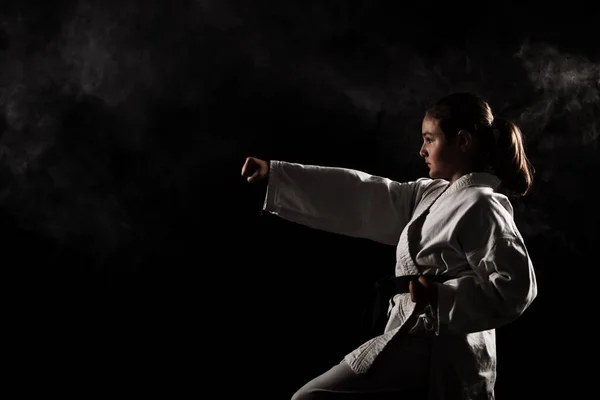 Chica Joven Haciendo Karate Niño Kimono Con Humo Fondo — Foto de Stock