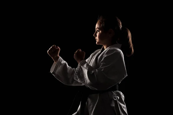 Młoda Dziewczyna Ćwiczy Karate Dziecko Kimono Czarnym Tle — Zdjęcie stockowe