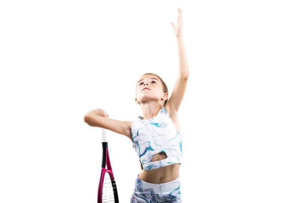 年轻的女网球选手 小女孩摆出一副白色背景的球拍和球拍的姿势 — 图库照片