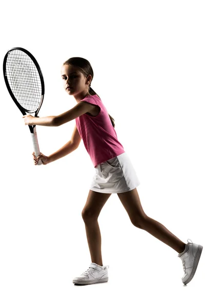 穿着粉色衣服的年轻女网球选手 小女孩摆姿势 拿着球拍和球 在白色背景下被隔离的半轮廓 — 图库照片