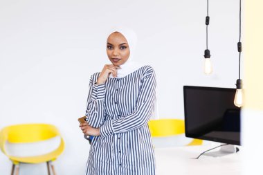 Çok güzel bir Müslüman 'ın portresi. Afro-Amerikan iş kadını. Ofiste tesettür takıyor..