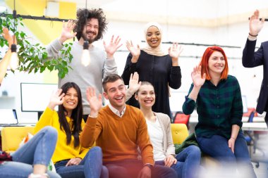 Modern ofis işyerindeki başarılı çoklu etnik gruptan oluşan bir ekip. El sallıyorum. Çeşitlilik mutluluk ve başarı kavramı.