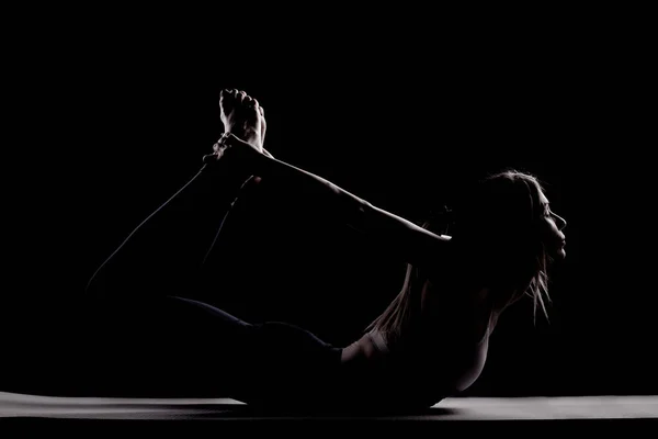 Güzel Beyaz Kız Gölgede Yoga Pozu Veriyor Yan Işıklandırılmış Fotoğraf — Stok fotoğraf
