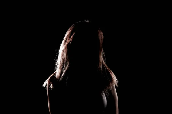 美しい金髪の女の子のシルエットの輪郭 サイドライトスタジオポートレート暗い背景 — ストック写真