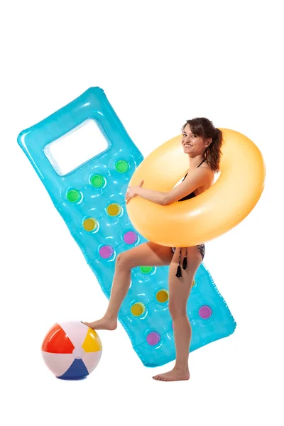 Schöne Mädchen Badeanzug Fuß Mit Orangefarbenen Aufblasbaren Gummiring Bunten Ball — Stockfoto