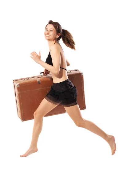 Barna Lány Bikiniben Szaladgál Egy Nagy Barna Bőrönddel Nyári Utazási — Stock Fotó