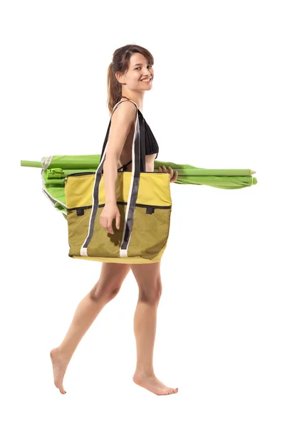 Brunetka Bikini Spacerująca Zielonym Parasolem Plażowym Żółtą Torbą Ramię Koncepcja — Zdjęcie stockowe