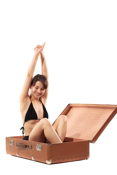 白い背景に孤立した大きなヴィンテージスーツケースの幸せな女の子 夏の旅行のコンセプト — ストック写真