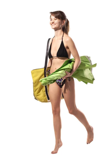 Brunette Meisje Bikini Wandelend Met Groene Parasol Gele Schoudertas Zomerreisconcept — Stockfoto