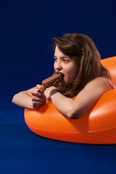 Ευτυχισμένο Κορίτσι Φουσκωτό Πορτοκαλί Καουτσούκ Δαχτυλίδι Enjoyng Παγωτό Σοκολάτα Καλοκαιρινές — Φωτογραφία Αρχείου