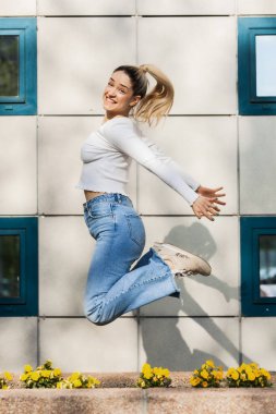 Güzel kız modern binanın önüne atlıyor..