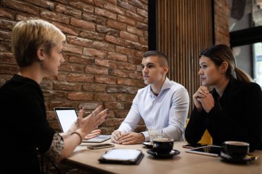 Üç genç iş arkadaşı gecenin geç saatlerinde modern bir kafede toplantı yapıyorlar. Çalışma saatlerinden sonra veri analizi yapan başlangıç takımı başarılı oldu.