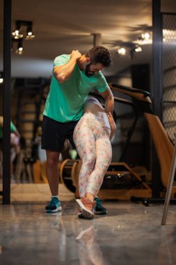 Birbirine aşık çiftler Bachata ve tango yapıyor. Kız ve erkek spor salonunda egzersiz yaparken eğleniyorlar..