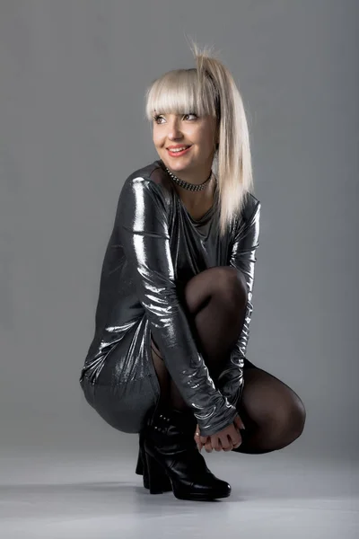 Krásná Brunetka Dívka Blond Bangs Třásně Pózování Lesklé Disco Šaty — Stock fotografie