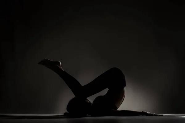 Підійде Дівчинка Балерини Лежить Розтягується Практикуючи Пози Йоги Бічний Освітлений — стокове фото