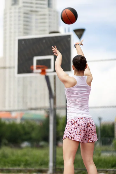 Дівчина Грає Баскетбол Гравець Кидає Спорт Відкритому Повітрі Міському Середовищі — стокове фото