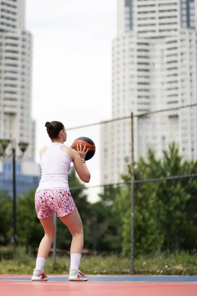 Κορίτσι Που Παίζει Μπάσκετ Παίκτης Ρίχνει Μπάλα Υπαίθρια Γήπεδα Αστικό — Φωτογραφία Αρχείου