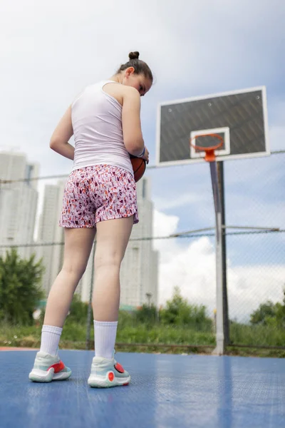 Kosárlabdázó Lány Játékos Dobja Labdát Szabadtéri Sportpálya Városi Környezetben — Stock Fotó