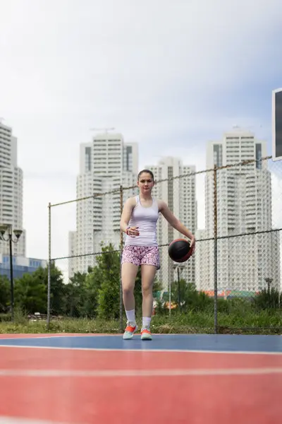 Κορίτσι Που Παίζει Μπάσκετ Παίκτης Αναπηδά Μπάλα Υπαίθρια Γήπεδα Αστικό — Φωτογραφία Αρχείου