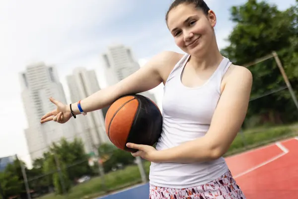 Egy Fiatal Lány Kosarazik Kézben Tartom Labdát Szabadtéri Sportpálya Városi — Stock Fotó