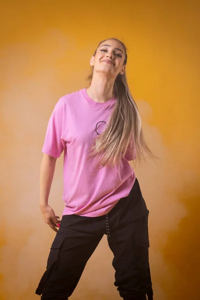 Hermosa Chica Rubia Camisa Rosa Bailando Contra Humo Niebla Fondo — Foto de Stock