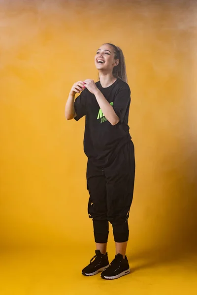 Hermosa Chica Traje Negro Sonriendo Instructor Baile Feliz Sobre Fondo — Foto de Stock