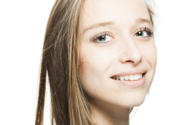 Mutlu pozitif esmer kız stüdyo resmi beyaz arka planda.