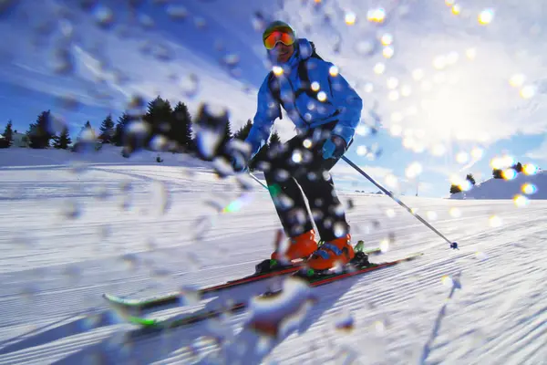Profesyonel Kayakçı Sviçre Alplerinde Yamaçlarda Kayak Yapıyor Kameraya Kar Fırlatıyor — Stok fotoğraf