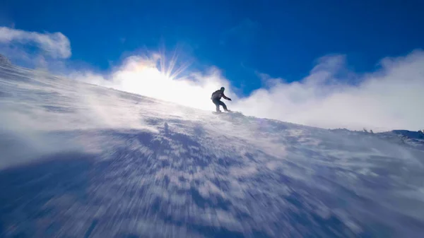 Kız Yamaçlarda Kayak Yapıyor Güneş Işınları Alevler Görünür — Stok fotoğraf