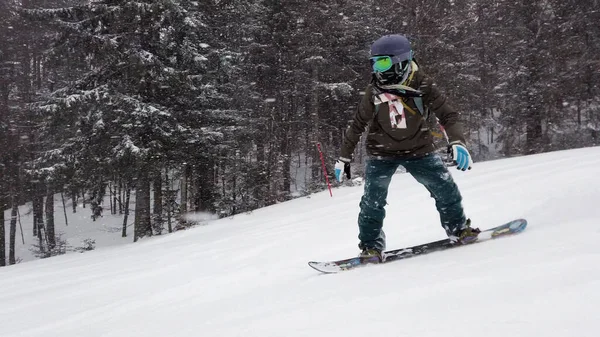 Girl Snowboarding Slopes Snow Falling — Stock Photo, Image