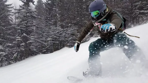 Meisje Snowboarden Pisten Sneeuw Valt — Stockfoto
