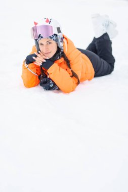 Kayakçı kız karda poz veriyor..