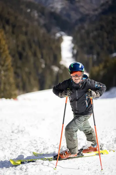 Bir Dağ Kayak Merkezinde Yamaçlarda Duran Yetişkin Bir Kayakçı Güneşli — Stok fotoğraf