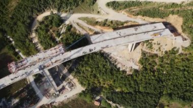 Otoyol köprüsü yapım aşamasında. Nees Yolu 'nun havadan görüntüsü. Çevre yolu bir dağ arazisinde inşa ediliyor..