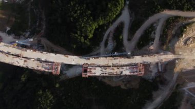 Otoyol köprüsü yapım aşamasında. Nees Yolu 'nun havadan görüntüsü. Çevre yolu bir dağ arazisinde inşa ediliyor..