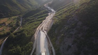 Otoyol inşaat havası manzaralı. Bir dağ arazisinde yeni otoban inşa ediliyor.