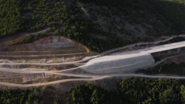 Otoyol köprüsü yapım aşamasında. Nees Yolu 'nun havadan görüntüsü. Çevre yolu bir dağ arazisinde inşa ediliyor..