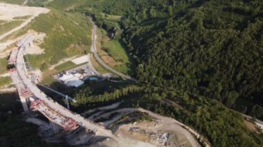 Otoyol köprüsü yapım aşamasında. Nees Yolu 'nun havadan görüntüsü. Çevre yolu bir dağ arazisinde inşa ediliyor..