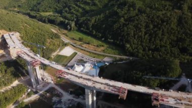 Otoyol köprüsü yapım aşamasında. Nees Yolu 'nun havadan görüntüsü. Çevre yolu bir dağ arazisinde inşa ediliyor..